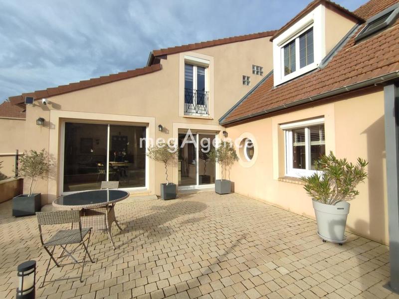 Maison - 203 m² - 10 pièces