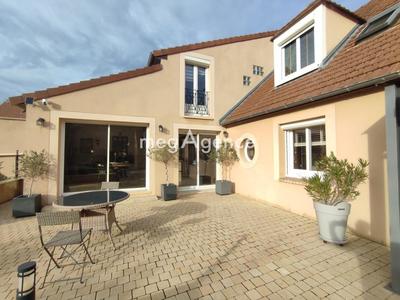 Maison - 203 m² - 10 pièces