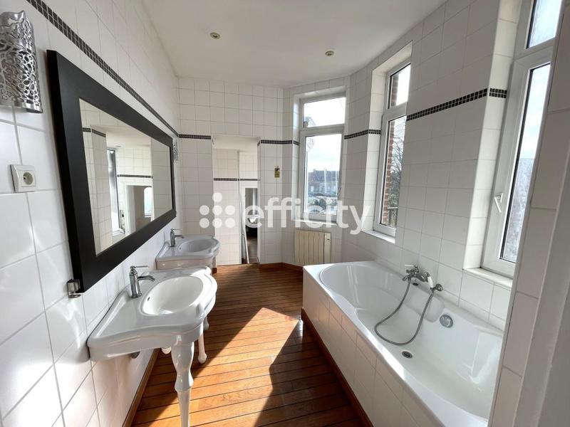 Maison - 240 m² - 9 pièces