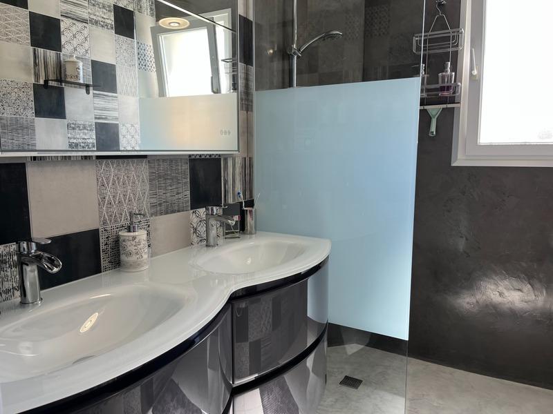 Maison - 240 m² - 8 pièces