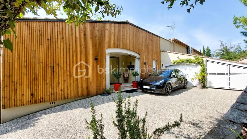 Maison - 370 m² - 12 pièces