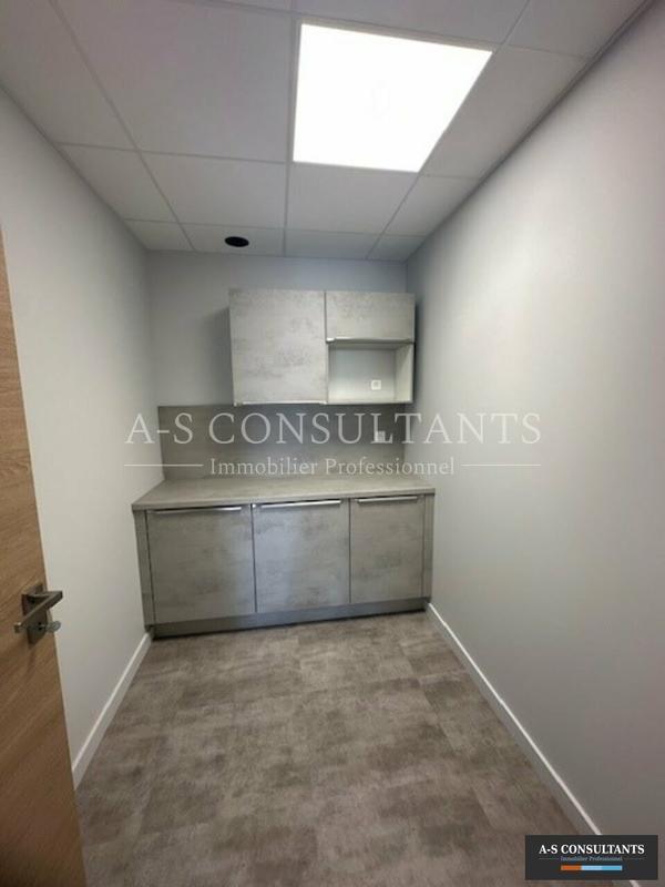 Local d'activité / Entrepôt - 240 m²