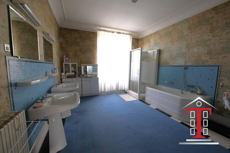 Maison - 320 m² - 13 pièces