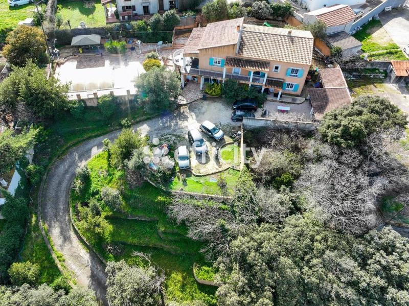 Maison - 202 m² - 7 pièces