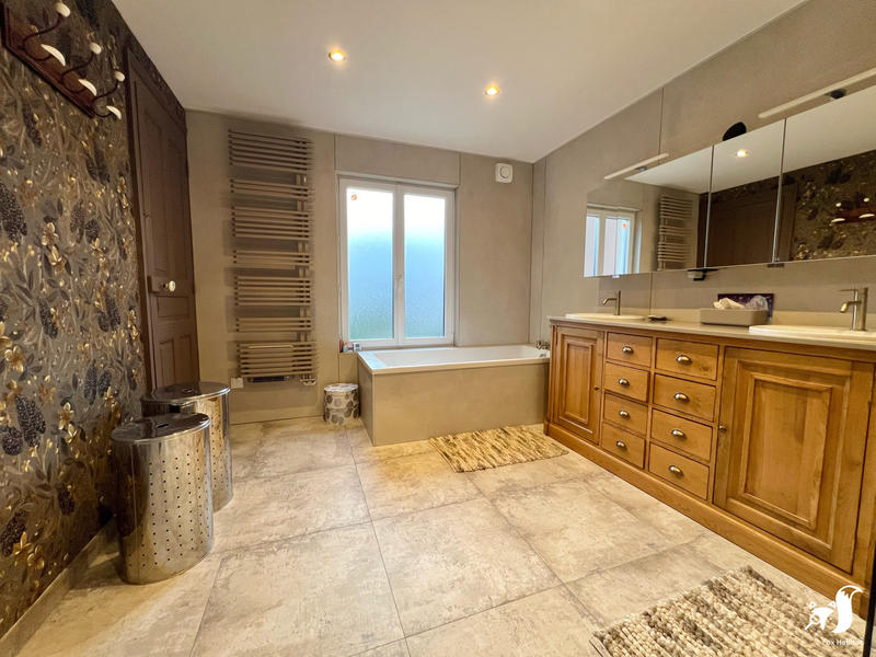 Maison - 240 m² - 8 pièces