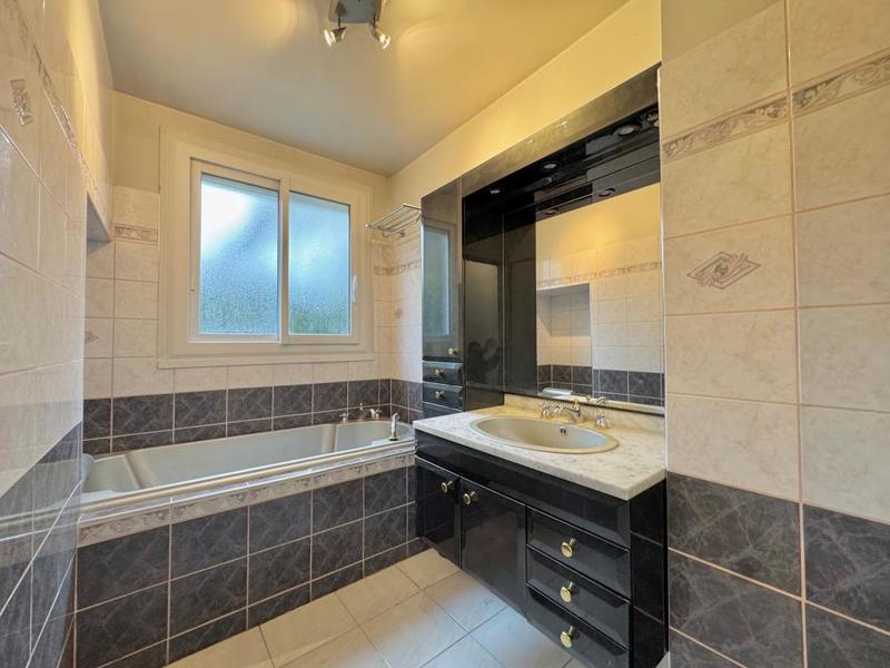 Maison - 204 m² - 6 pièces