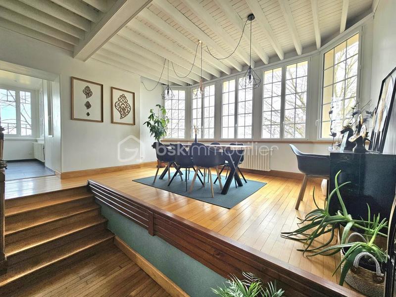 Demeure - 225 m² - 9 pièces