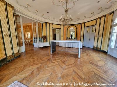 Demeure - 1 000 m² - 17 pièces