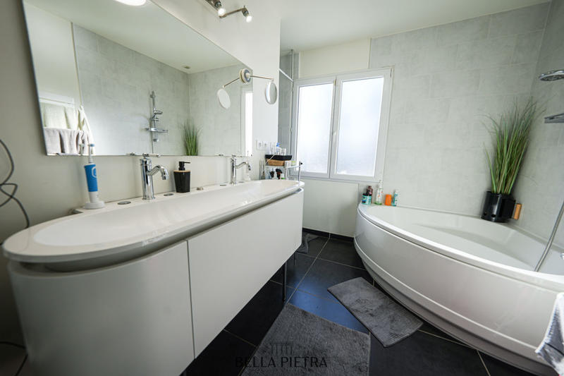 Maison - 203 m² - 7 pièces