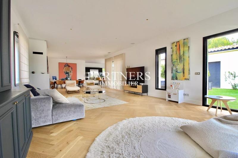 Maison - 285 m² - 8 pièces