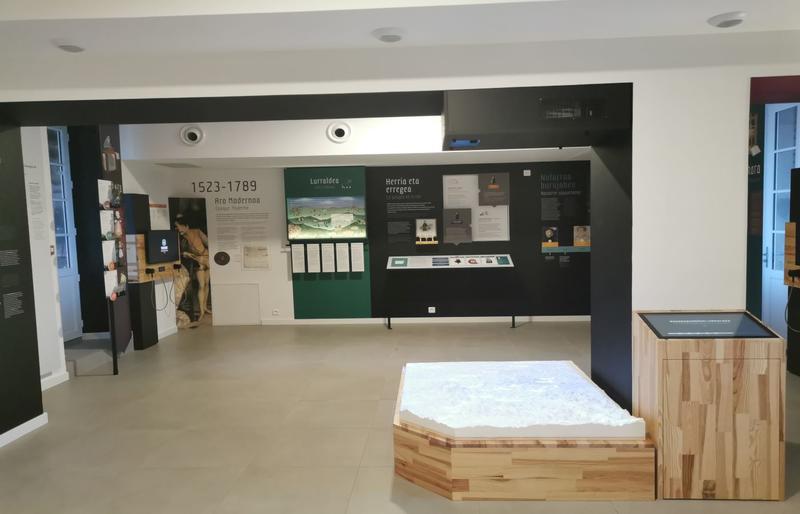Visite du centre d'interprétation Mehaka sur la Basse Navarre en basque. Mehakaren bisita