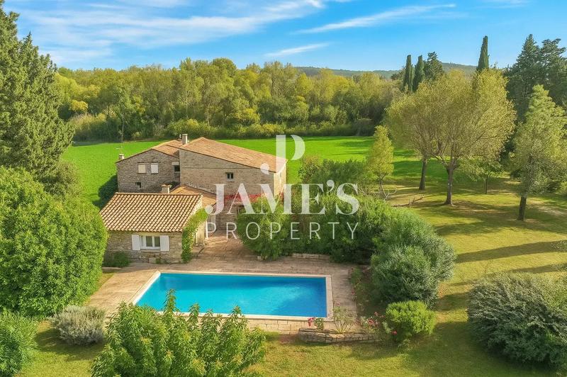 Maison - 250 m² - 8 pièces