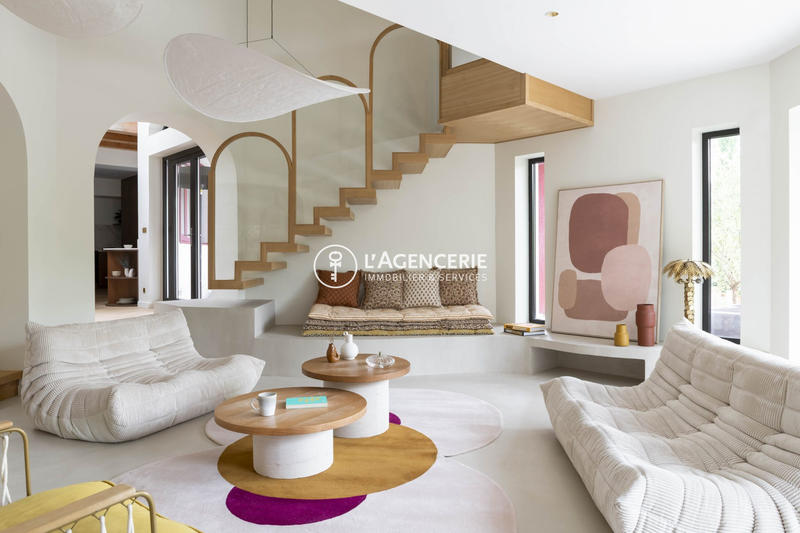 Maison - 300 m² - 8 pièces