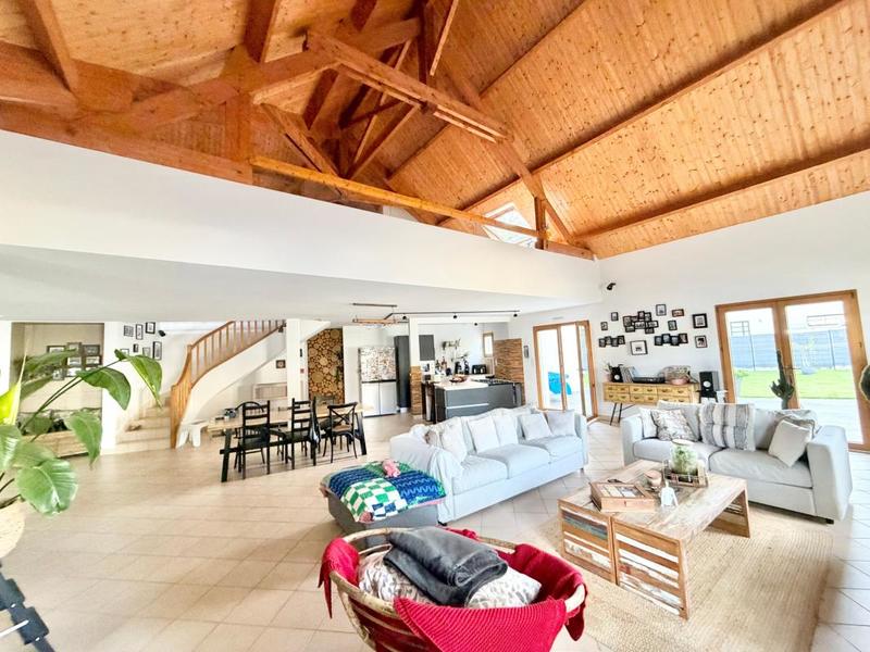 Maison - 250 m² - 5 pièces