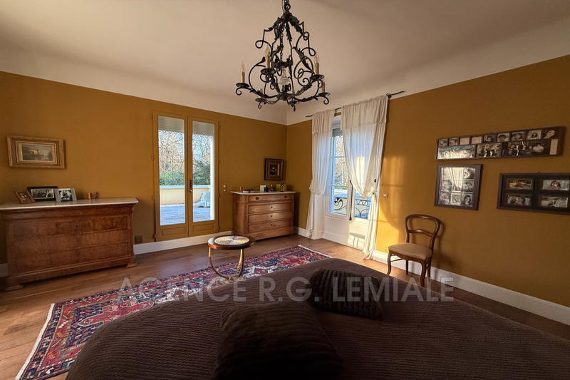 Maison - 326 m² - 12 pièces