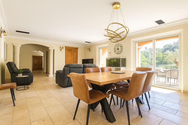 Maison - 230 m² - 6 pièces