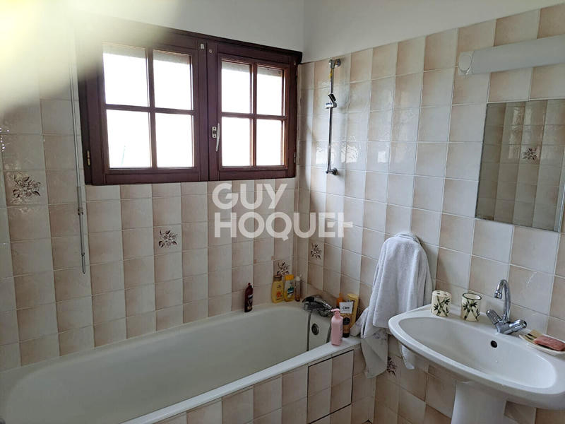 Maison - 230 m² - 8 pièces