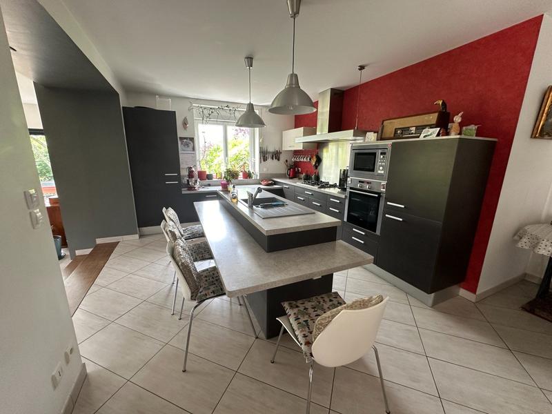 Maison - 210 m² - 6 pièces