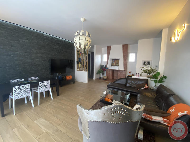 Maison traditionnelle - 223 m² - 9 pièces