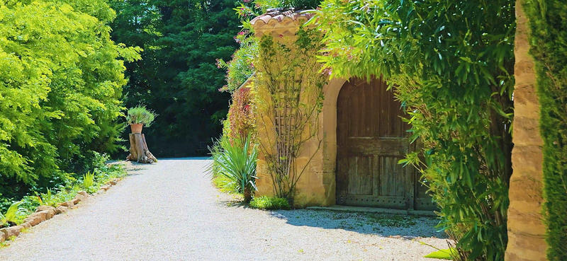 Mas - 668 m² - 27 pièces