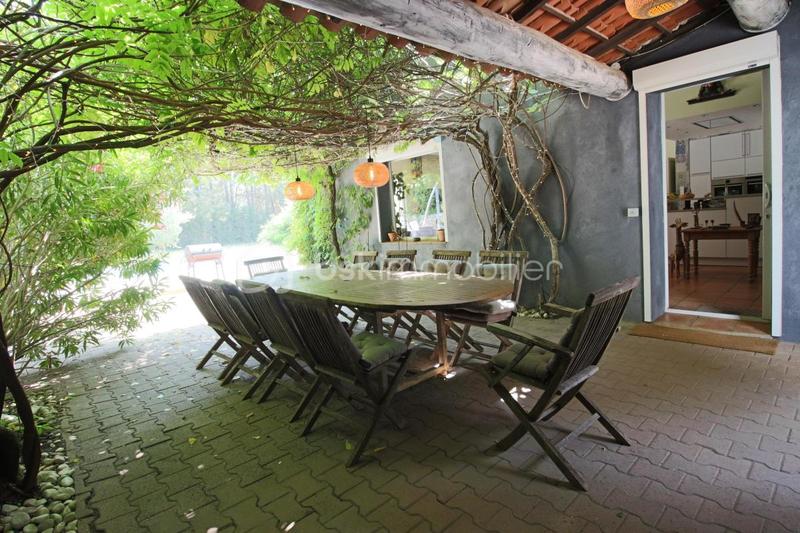 Demeure - 240 m² - 9 pièces