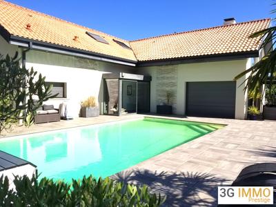 Maison - 279 m² - 11 pièces