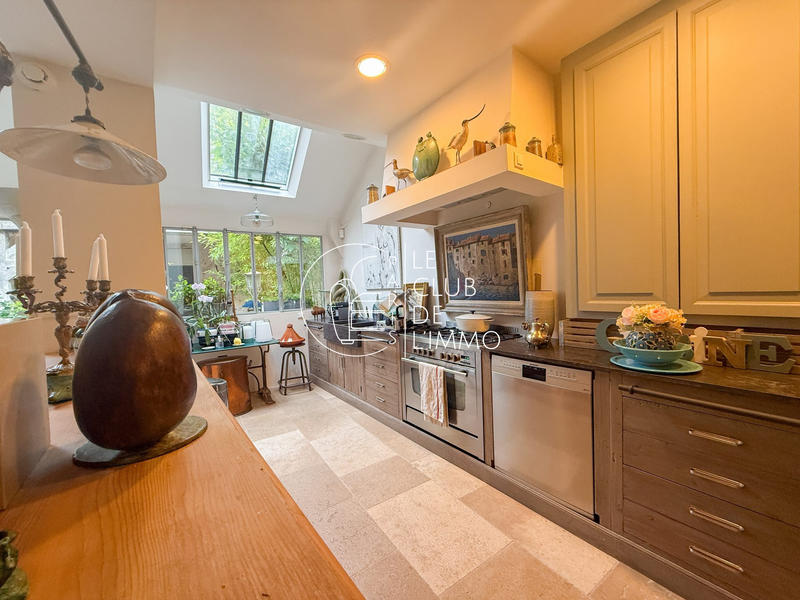 Maison - 280 m² - 10 pièces