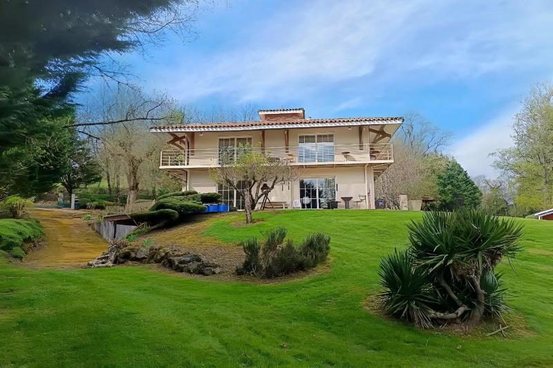 Maison - 217 m² - 8 pièces