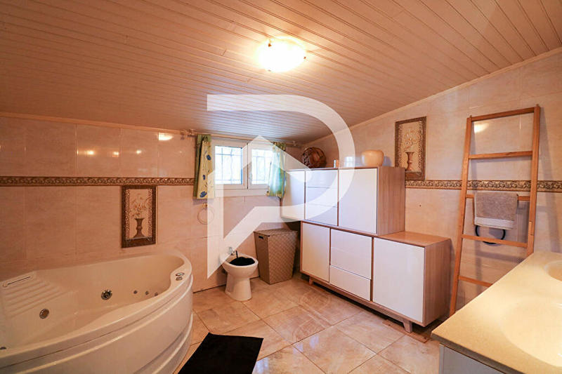 Maison - 215 m² - 7 pièces