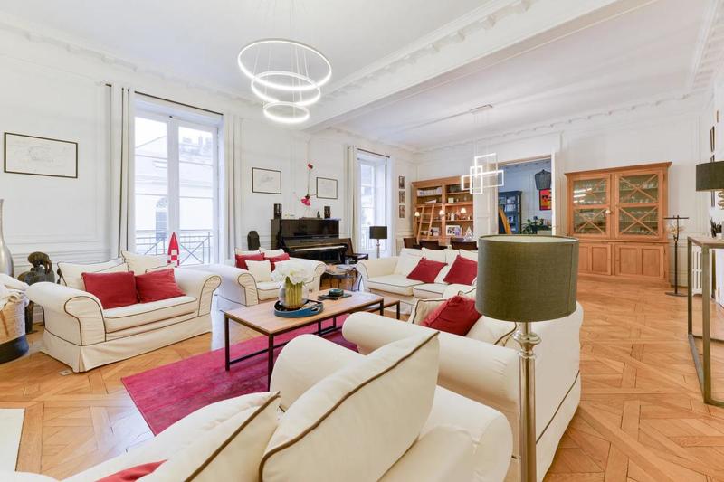 Appartement - 220 m² - 8 pièces