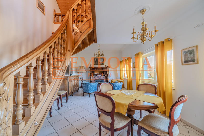 Maison - 250 m² - 9 pièces