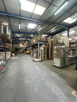 Entrepôt - 1 915 m²