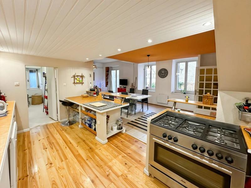 Maison - 268 m² - 9 pièces