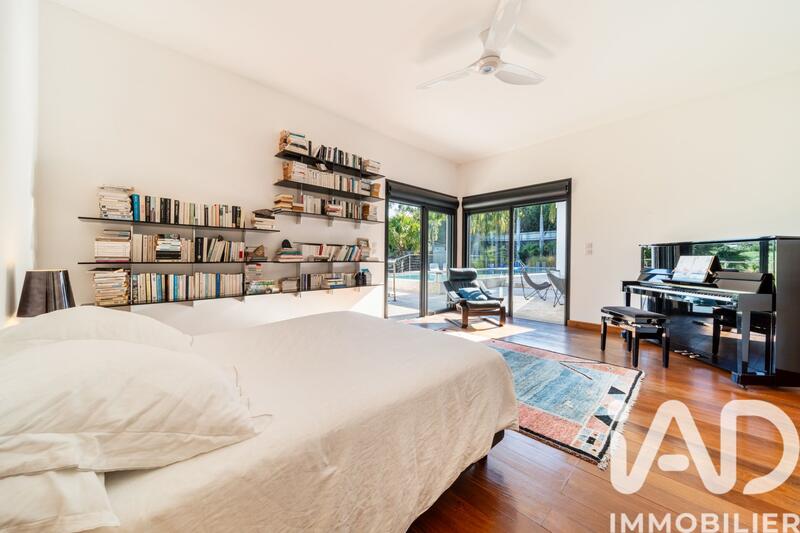 Maison - 385 m² - 8 pièces