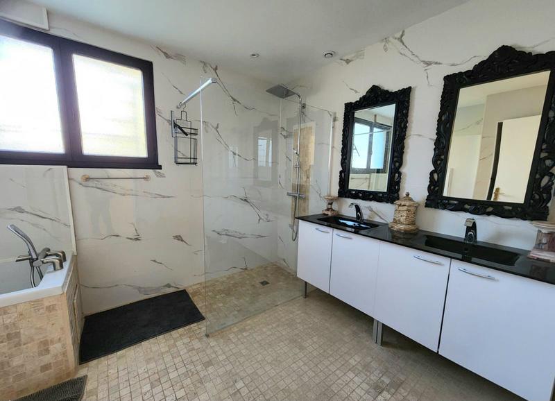 Maison traditionnelle - 194 m² - 9 pièces