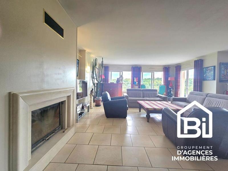 Maison - 218 m² - 8 pièces