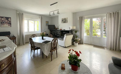 Maison - 329 m² - 10 pièces