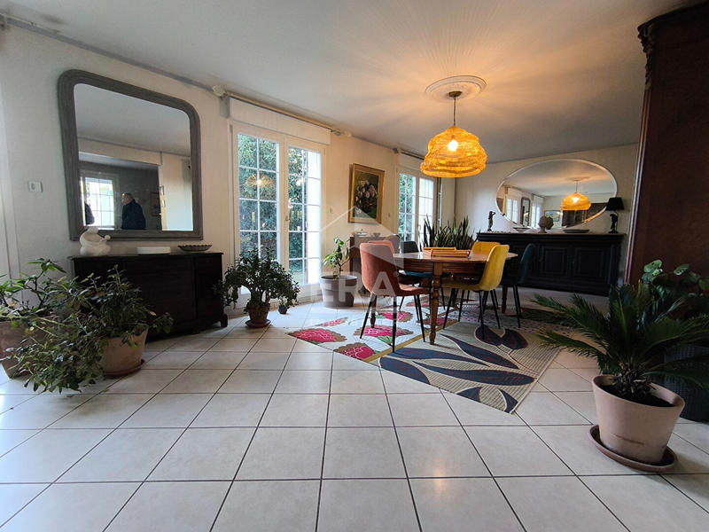 Maison - 269 m² - 12 pièces