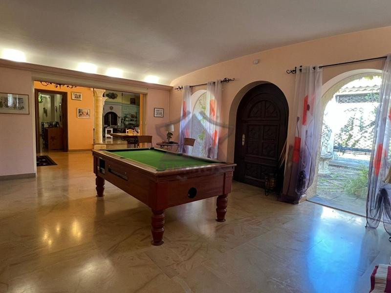 Demeure - 522 m² - 10 pièces