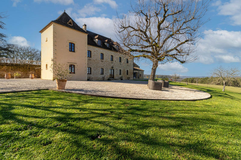 Maison - 465 m² - 13 pièces