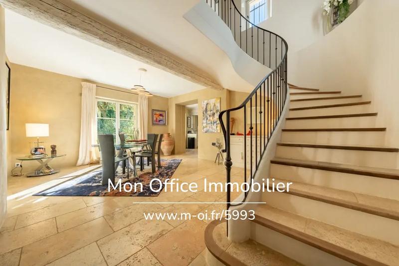 Propriété - 250 m² - 9 pièces