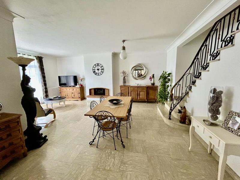 Maison - 224 m² - 6 pièces