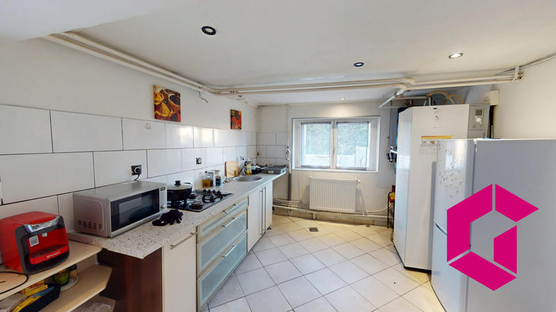 Maison - 221 m² - 8 pièces