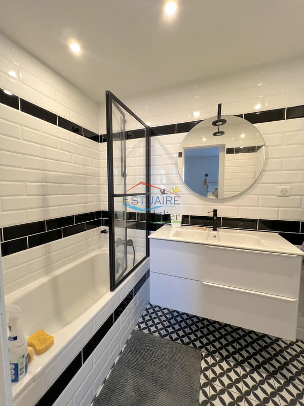 Maison traditionnelle - 220 m² - 8 pièces