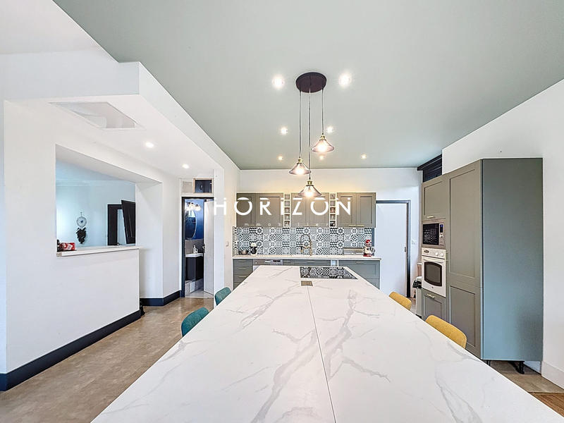 Maison - 202 m² - 7 pièces