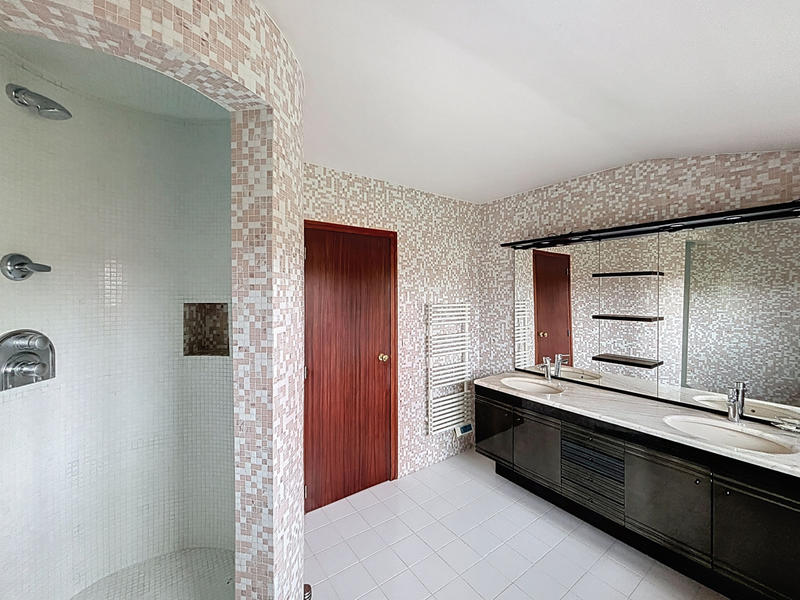 Maison - 240 m² - 7 pièces