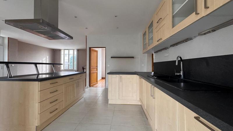 Maison - 220 m² - 9 pièces