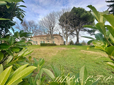 Maison - 247 m² - 9 pièces