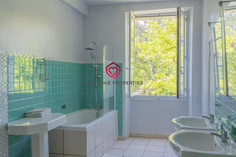 Maison de maîtres - 409 m² - 13 pièces