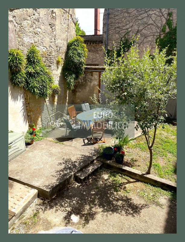 Maison - 215 m² - 9 pièces